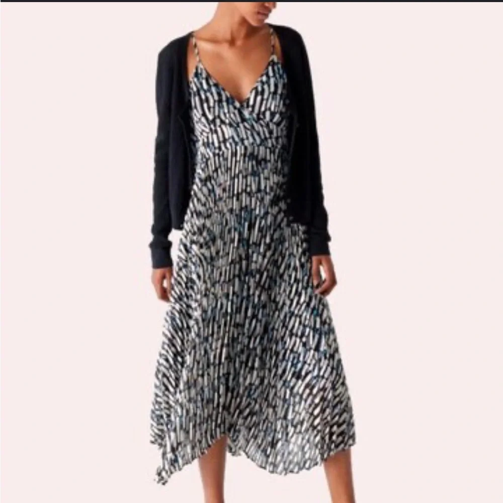 Uniqlo Sleeveless, v-neck, midi, geometric print, asymmetrical hem, full skirt - Picture 2 of 8